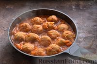 Фото приготовления рецепта: Рыбные тефтели, тушенные в томатном соусе - шаг №13