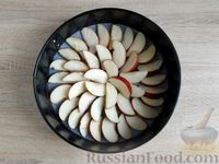 Фото приготовления рецепта: Классическая шарлотка с яблоками - шаг №10