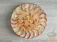 Фото приготовления рецепта: Классическая шарлотка с яблоками - шаг №13