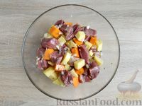 Фото приготовления рецепта: Картошка, запечённая со свининой и тыквой - шаг №8