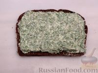 Фото приготовления рецепта: Полосатые бутерброды-канапе с сыром, ветчиной и зеленью - шаг №10