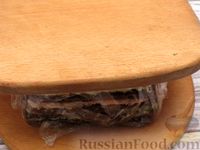Фото приготовления рецепта: Полосатые бутерброды-канапе с сыром, ветчиной и зеленью - шаг №15