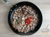 Фото приготовления рецепта: Печёночные маффины с кабачком и сыром - шаг №9