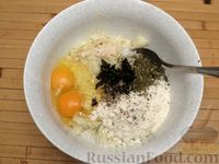 Фото приготовления рецепта: Закусочные "маффины" из цветной капусты с колбасками, сыром и томатным соусом - шаг №4