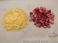 Фото приготовления рецепта: Закусочные "маффины" из цветной капусты с колбасками, сыром и томатным соусом - шаг №6