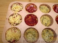 Фото приготовления рецепта: Закусочные "маффины" из цветной капусты с колбасками, сыром и томатным соусом - шаг №7