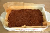 Фото приготовления рецепта: Шоколадный насыпной пирог с творогом - шаг №9