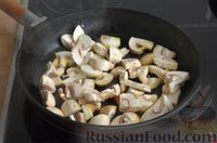 Фото приготовления рецепта: Гречка с грибами, курицей и сливками (на сковороде) - шаг №3