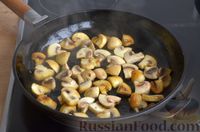 Фото приготовления рецепта: Гречка с грибами, курицей и сливками (на сковороде) - шаг №4