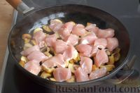 Фото приготовления рецепта: Гречка с грибами, курицей и сливками (на сковороде) - шаг №6
