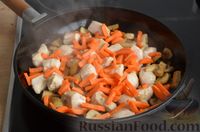 Фото приготовления рецепта: Гречка с грибами, курицей и сливками (на сковороде) - шаг №7