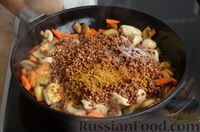 Фото приготовления рецепта: Гречка с грибами, курицей и сливками (на сковороде) - шаг №8