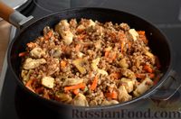 Фото приготовления рецепта: Гречка с грибами, курицей и сливками (на сковороде) - шаг №12