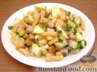 Фото к рецепту: Картофельный салат с копченой селедкой и сухариками