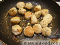 Фото приготовления рецепта: Куриные тефтели, запеченные в сливочном соусе - шаг №7
