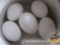 Фото приготовления рецепта: Яйца, фаршированные печенью трески - шаг №2