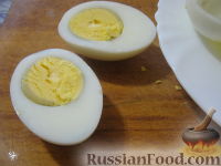 Фото приготовления рецепта: Яйца, фаршированные печенью трески - шаг №4
