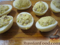 Фото приготовления рецепта: Яйца, фаршированные печенью трески - шаг №11