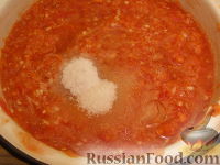 Фото приготовления рецепта: Салат «Красное море» с крабовыми палочками, помидорами и сыром - шаг №8