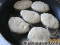 Фото приготовления рецепта: Оладушки на кефире без яиц - шаг №4