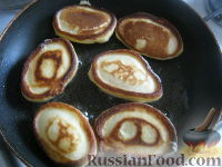 Фото приготовления рецепта: Оладушки на кефире без яиц - шаг №5