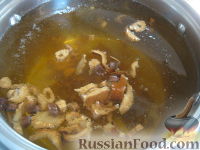 Фото приготовления рецепта: Ароматный грибной суп (из сушеных грибов) - шаг №4