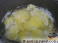 Фото приготовления рецепта: Запеканка из картофеля с рыбой - шаг №3