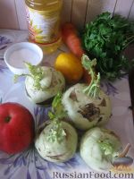 Фото приготовления рецепта: Салат из капусты кольраби с морковью и яблоками - шаг №1