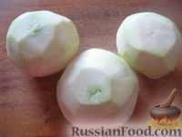 Фото приготовления рецепта: Салат из капусты кольраби с морковью и яблоками - шаг №2