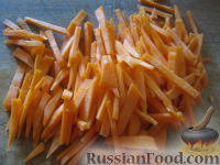 Фото приготовления рецепта: Салат из капусты кольраби с морковью и яблоками - шаг №4