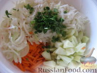 Фото приготовления рецепта: Салат из капусты кольраби с морковью и яблоками - шаг №8