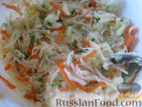 Фото приготовления рецепта: Салат из капусты кольраби с морковью и яблоками - шаг №9