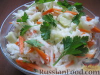 Фото приготовления рецепта: Салат из капусты кольраби с морковью и яблоками - шаг №10