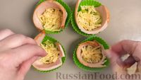 Фото приготовления рецепта: Мини-яичницы в духовке - шаг №8