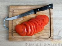 Фото приготовления рецепта: Пангасиус, запечённый с картофелем и помидором (в пергаменте) - шаг №4