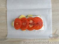 Фото приготовления рецепта: Пангасиус, запечённый с картофелем и помидором (в пергаменте) - шаг №11