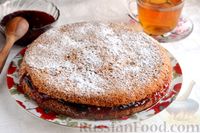 Фото приготовления рецепта: Бисквитный пирог с вареньем - шаг №10