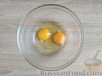 Фото приготовления рецепта: Шарлотка со сливами и сливочным маслом - шаг №3