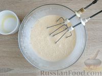 Фото приготовления рецепта: Шарлотка со сливами и сливочным маслом - шаг №6
