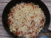 Фото приготовления рецепта: Тушёная тыква в томатном соусе с сыром - шаг №9