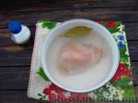 Фото приготовления рецепта: Салат с курицей, свёклой и маринованным луком - шаг №3