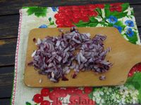 Фото приготовления рецепта: Салат с курицей, свёклой и маринованным луком - шаг №5