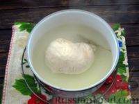 Фото приготовления рецепта: Салат с курицей, свёклой и маринованным луком - шаг №4