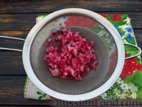 Фото приготовления рецепта: Салат с курицей, свёклой и маринованным луком - шаг №8