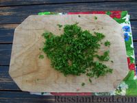 Фото приготовления рецепта: Салат с курицей, свёклой и маринованным луком - шаг №11