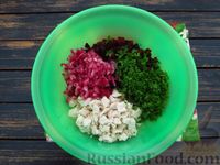 Фото приготовления рецепта: Салат с курицей, свёклой и маринованным луком - шаг №12
