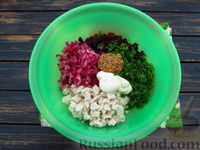 Фото приготовления рецепта: Салат с курицей, свёклой и маринованным луком - шаг №13