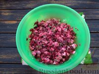 Фото приготовления рецепта: Салат с курицей, свёклой и маринованным луком - шаг №14
