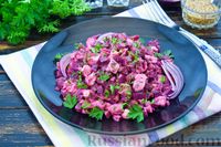 Фото приготовления рецепта: Салат с курицей, свёклой и маринованным луком - шаг №15
