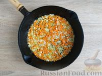 Фото приготовления рецепта: Рис с рубленым рыбным фаршем и сливками  (на сковороде) - шаг №3